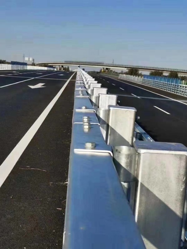 高速防撞護欄